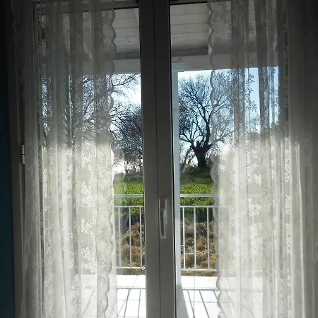 Blue White House Apartament Kalamítsi